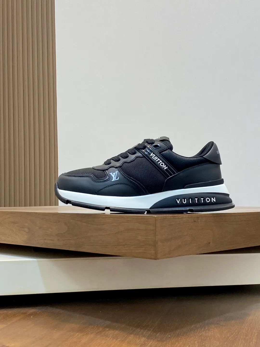 💰800 Lujia new color matching men's 🧍‍♂️trainer sneakers, this LV Trainer sneaker is made of soft grained calfskin and presents pure tones. The brand was born in 1854. The designer's handwritten brand logo is embellished on one side. Virgil Abloh designed it himself. It is a very commemorative sneaker. Brand new LV Louis Vuitton louis vuitton trainer sneaker low casual sports culture versatile basketball shoes Size: 39-44 (38, 45, 46 customized)